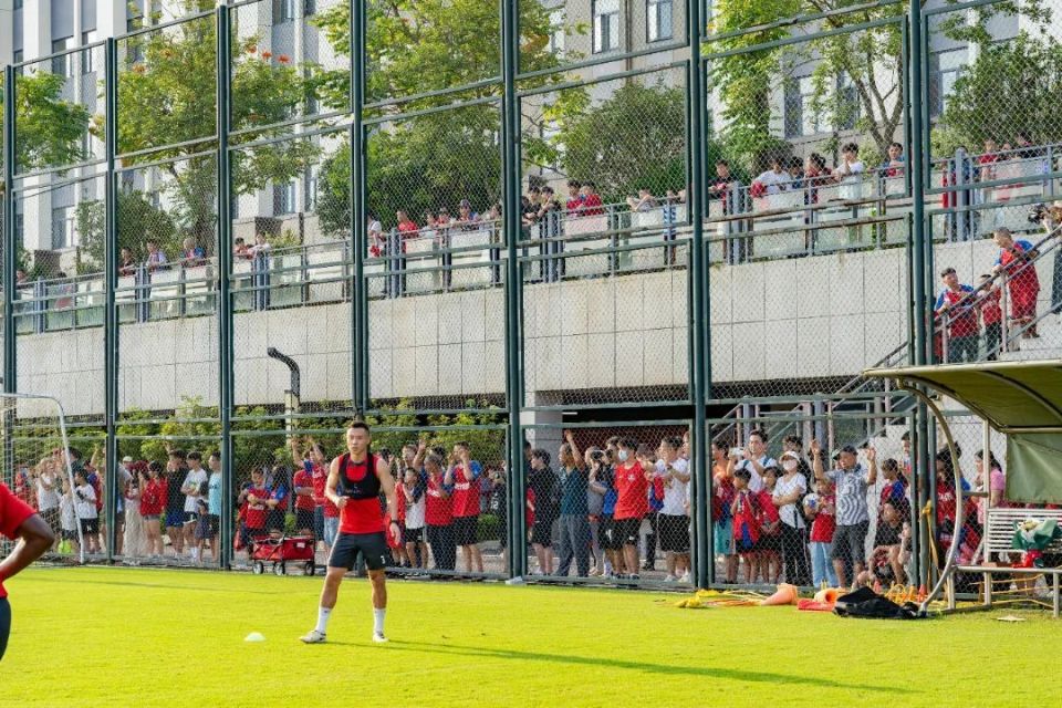 【球迷热情】现场气氛火爆,粉丝如何助威的简单介绍 【球迷热情】现场气氛火爆,粉丝如何助威的简单介绍